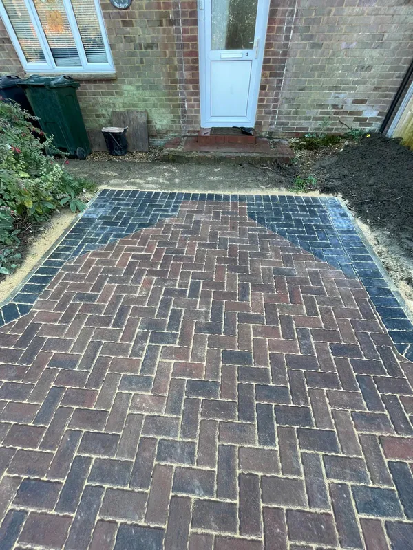 Installation of a driveway with corner pattern Kent