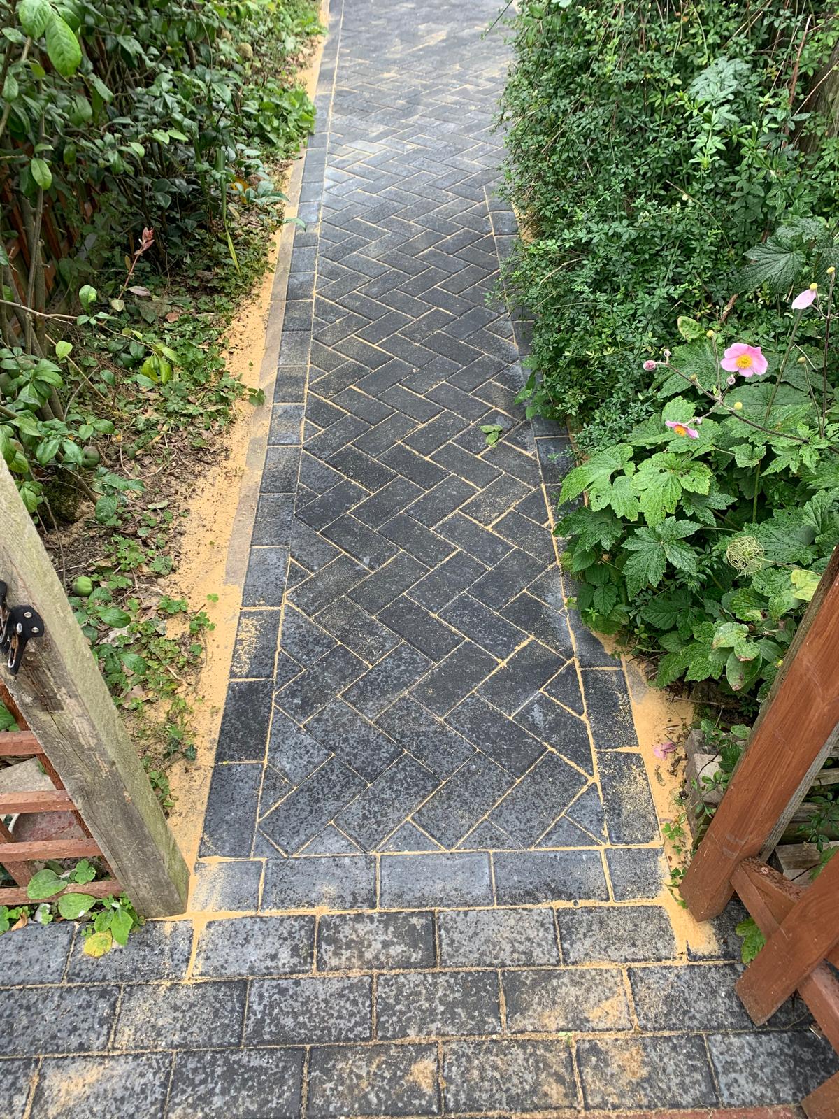 End section of zig zag blocked pave pathway