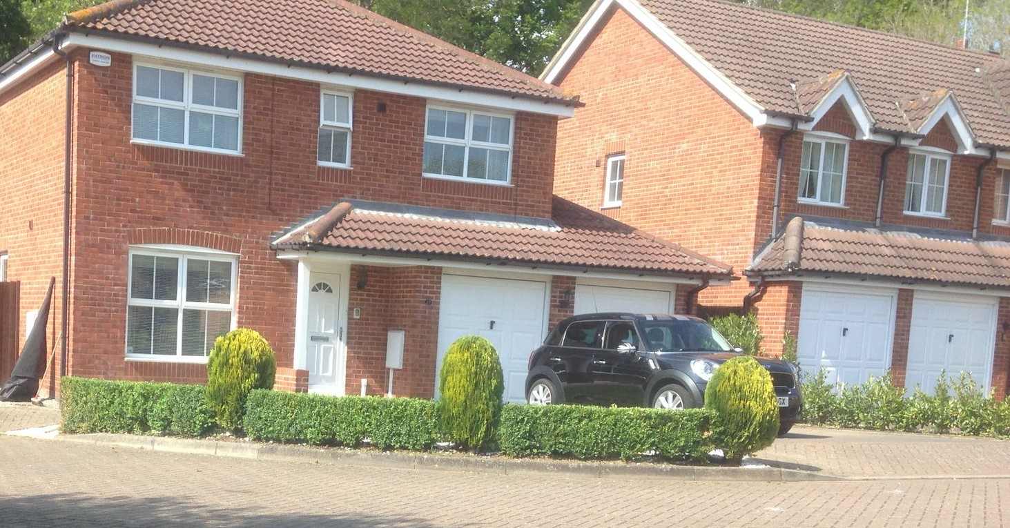Front garden tidy with hedge cut for a local landscaping project