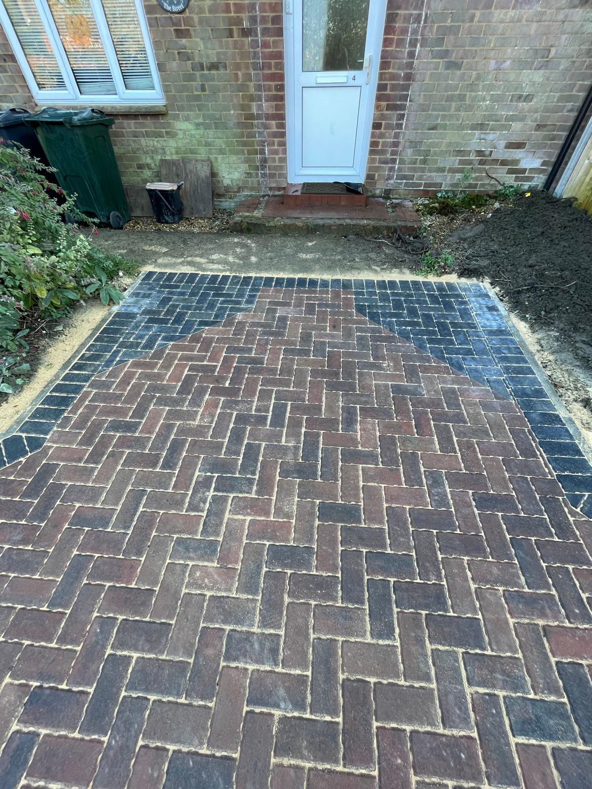 Installation of a driveway with corner pattern