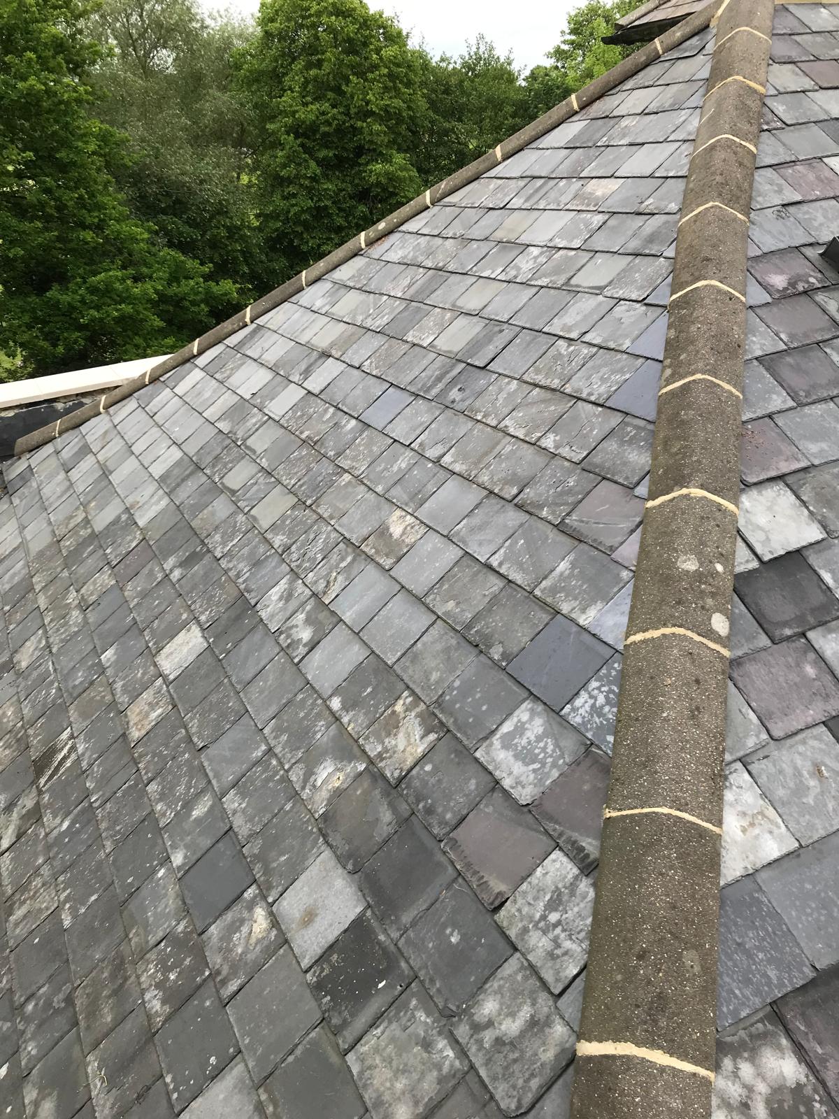 Roof installation with ridge tile